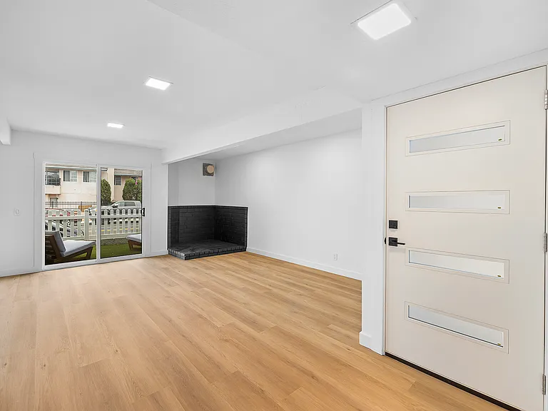 421 E Balboa Blvd #A — Photo 2
