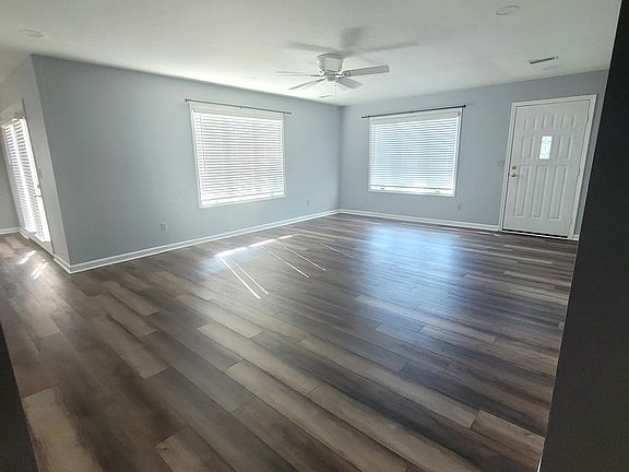 Living Room/Entrance