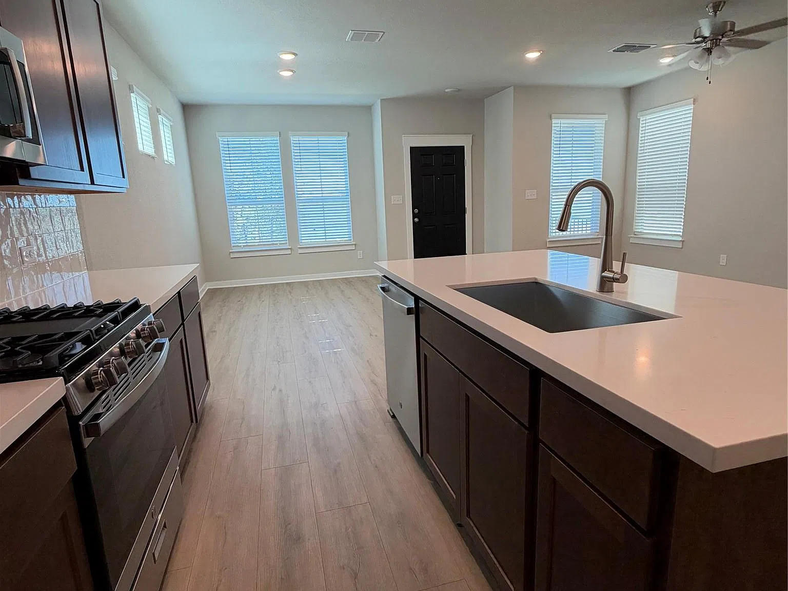 3 bed, 2.5 bath, 1640 sqft, $2,050 — Photo 2