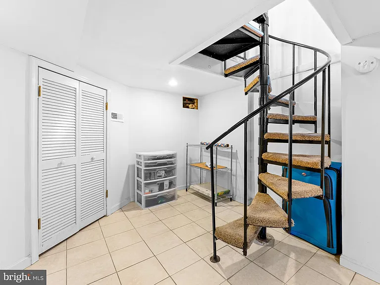 1006 Montrose St — Photo 23