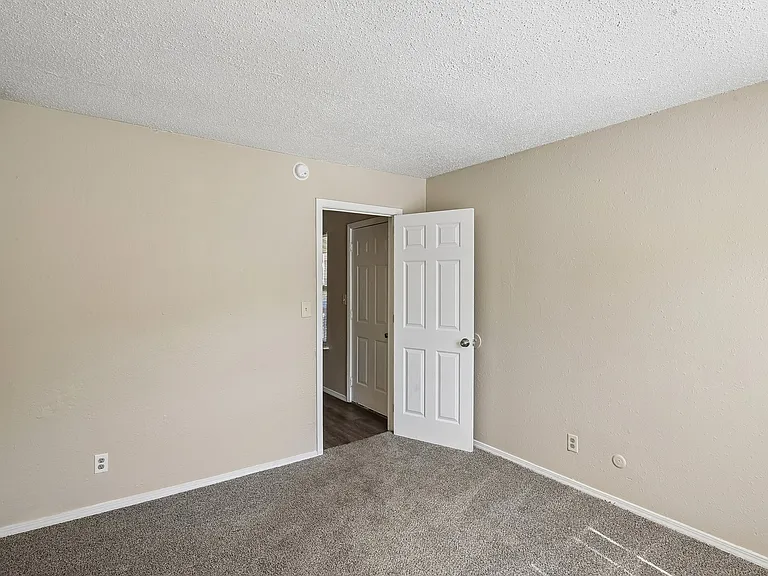 Pleasant Grove Apartments — Photo 15