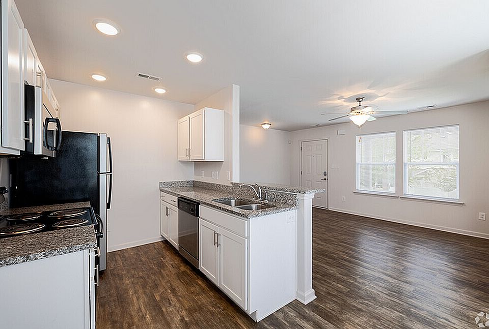 Baybrook (3 BD, 3 BA) - Kitchen/Living