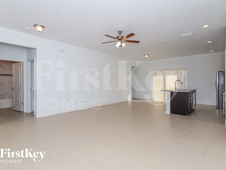 189 Willow Dr — Photo 3