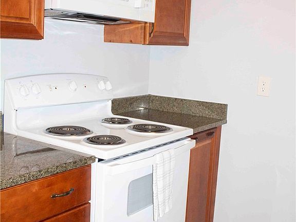 4th image of 108 Arlington Sq