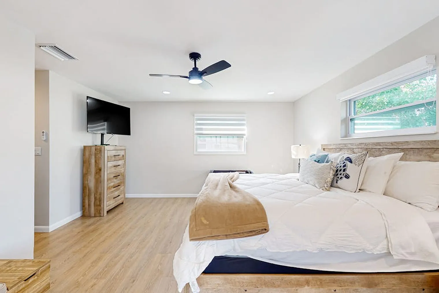 3 bed, 2.0 bath, 2303 sqft, $2,978 — Photo 4