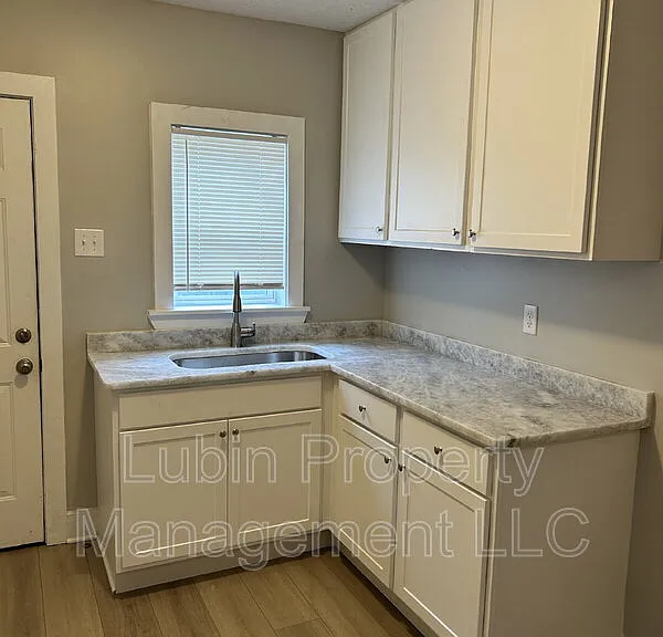 2412 Forest Ave — Photo 7