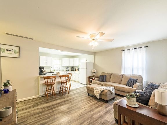 4th image of 400 Hemlock Dr