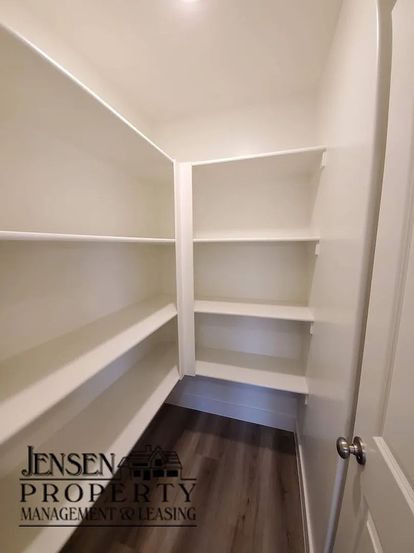 4 Bedroom Home in Desert Bluffs — Photo 4