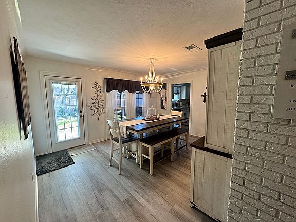 4th image of 605 E Lakeshore Dr