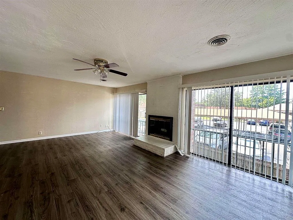 2 bed, 2.0 bath, 1321 sqft, $1,390 — Photo 2