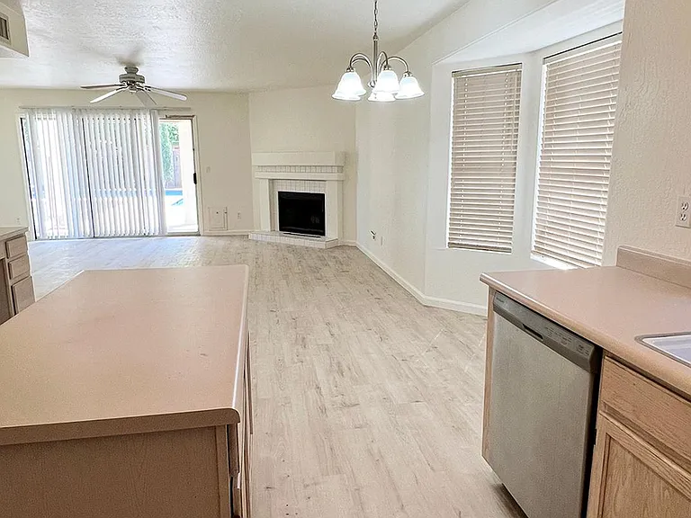 4851 W Oakland St — Photo 8