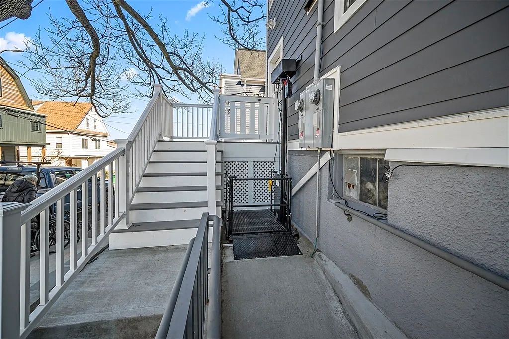 4 bed, 2.0 bath, 3067 sqft, $5,200 — Photo 4