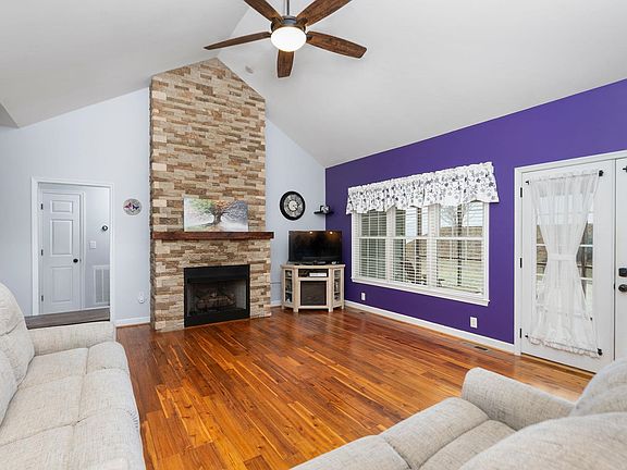 4th image of 80 Riverhead Dr