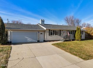 1707 Rose Ln, Williston, ND 58801