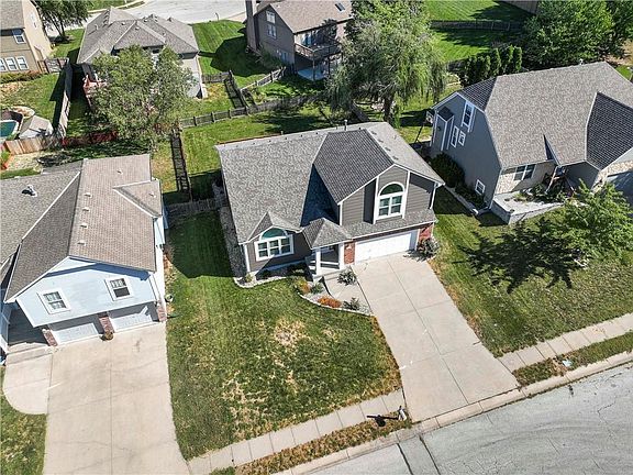 2nd image of 215 NE Eastwood Dr