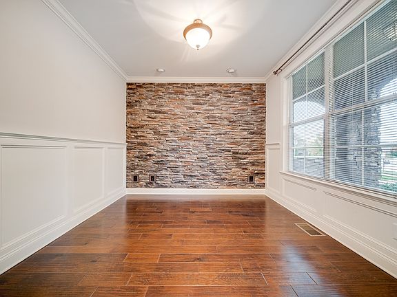 3rd image of 106 Cobbler Cir