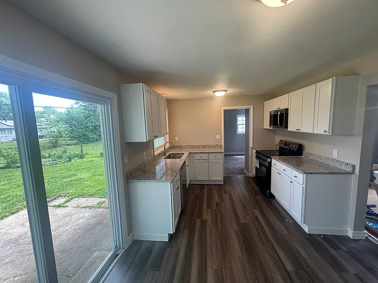 6116 Old Collinsville Rd — Photo 4