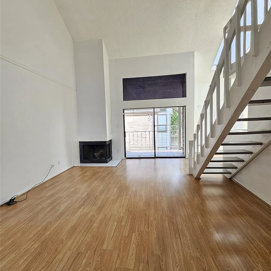 1 bed, 1.0 bath, 961 sqft, $1,200 — Photo 2