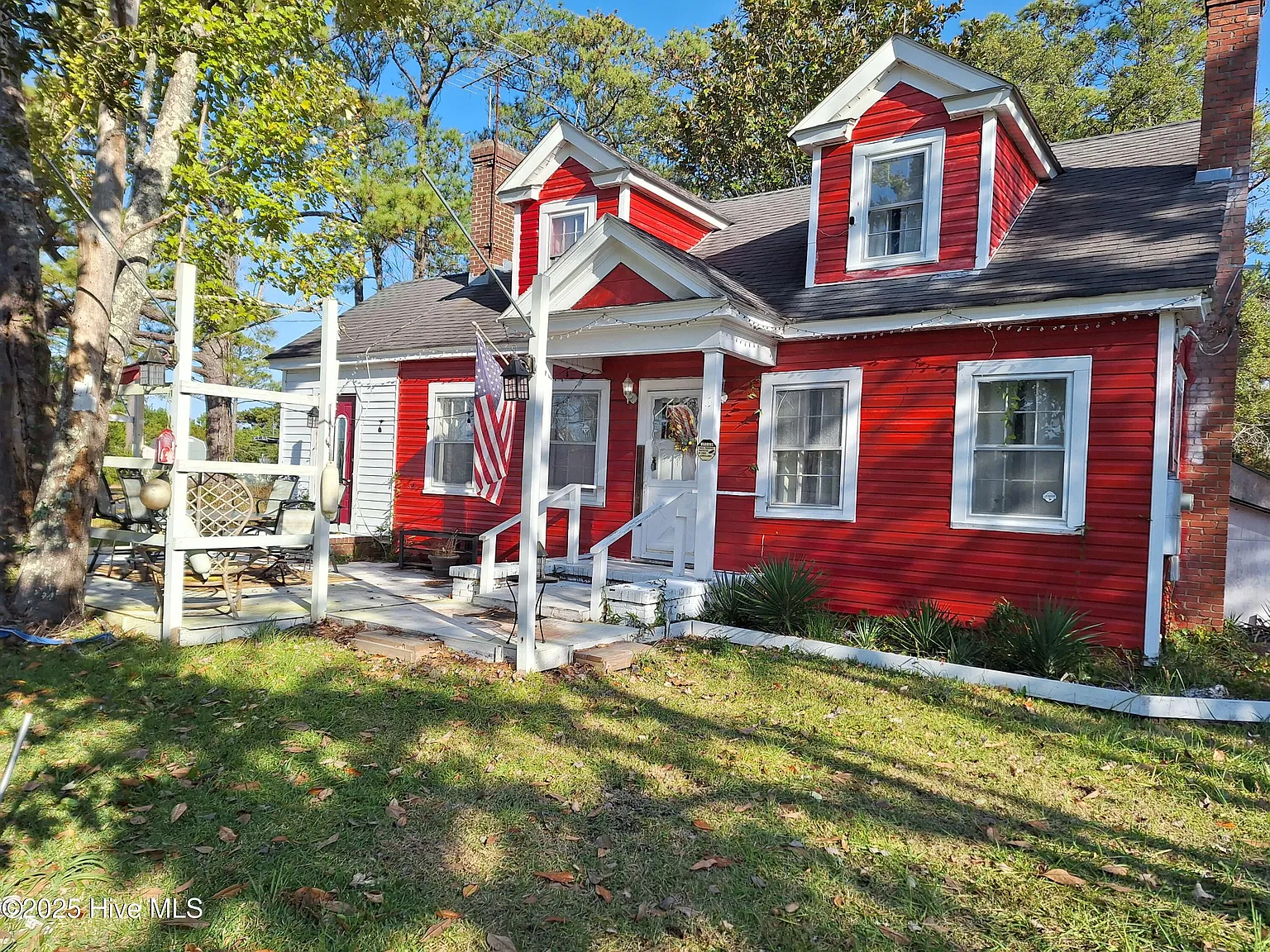 3 bed, 1.0 bath, $1,500 — Photo 1