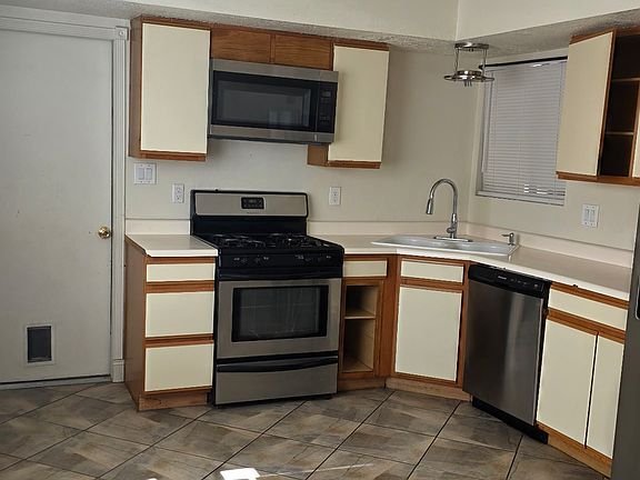 3rd image of 1340 Rebecca Rd NE
