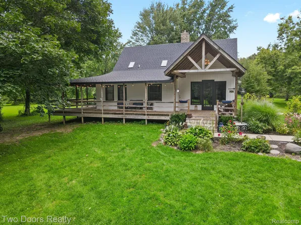 8515 Hough Rd, Almont, MI 48003