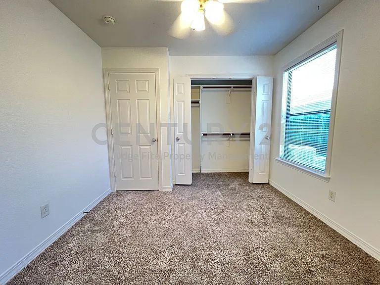 403 W Oak St — Photo 14
