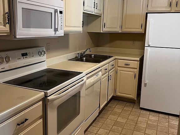 5th image of 1624 Walpole Dr APT C