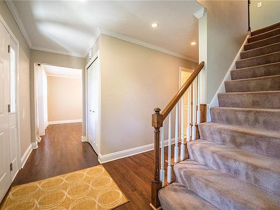 3rd image of 32370 Redwood Blvd