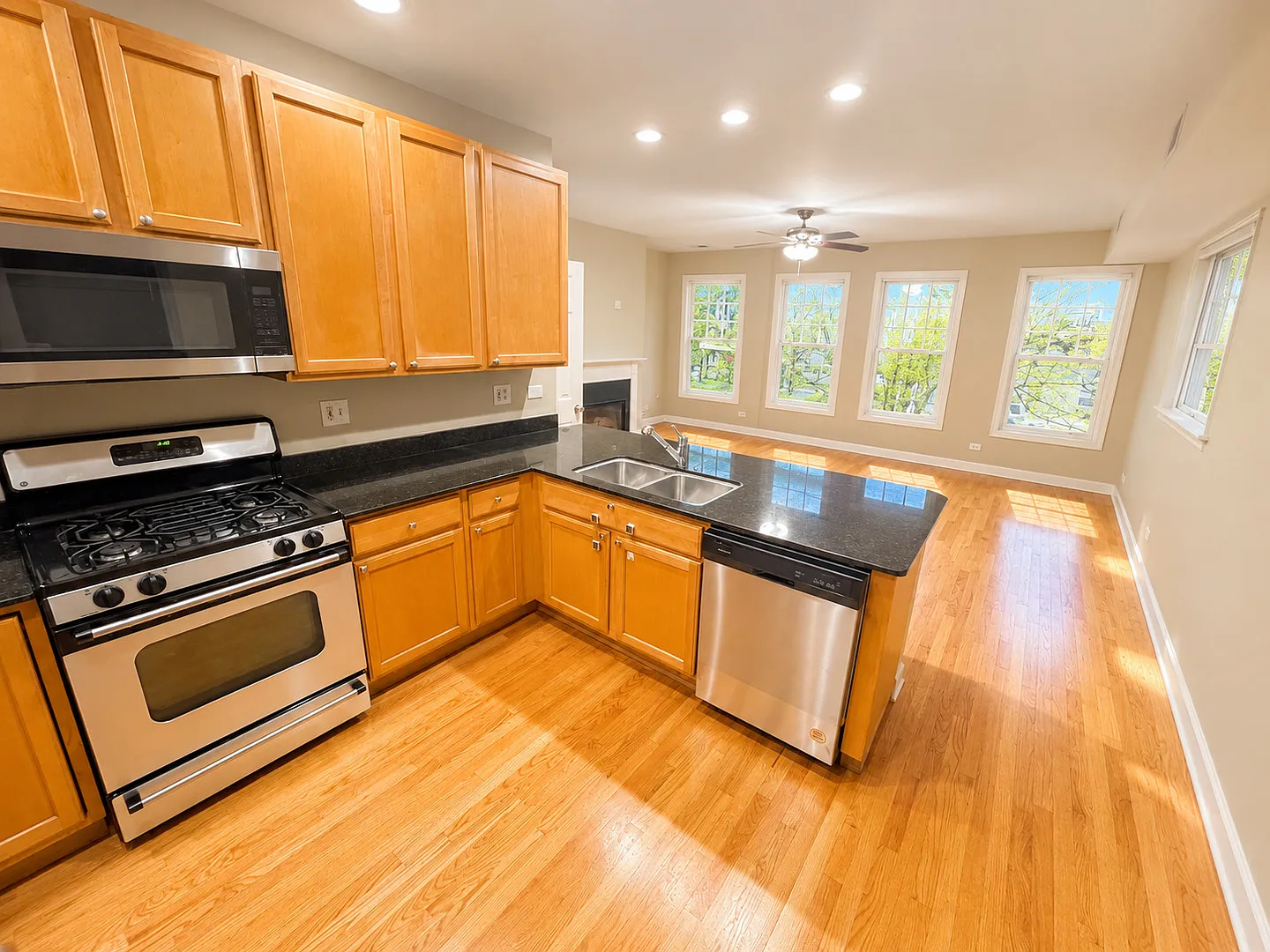 2 bed, 2.0 bath, 1200 sqft, $2,600 — Photo 3