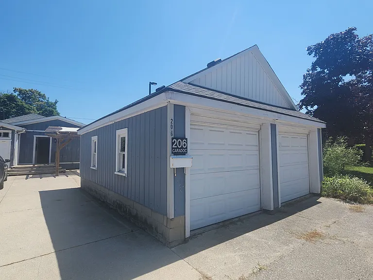 206 Caradoc St S — Photo 3