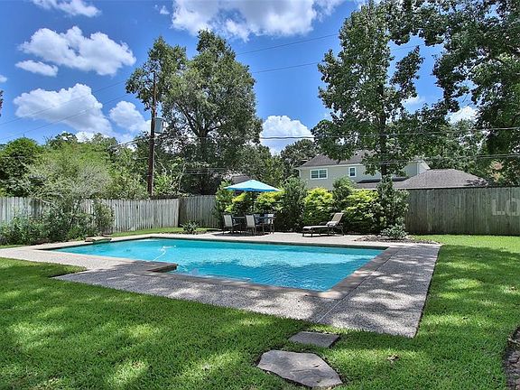 Beautifully maintained Salt Water Pool!