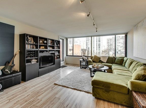 5th image of 1555 N Sandburg Ter APT 616K