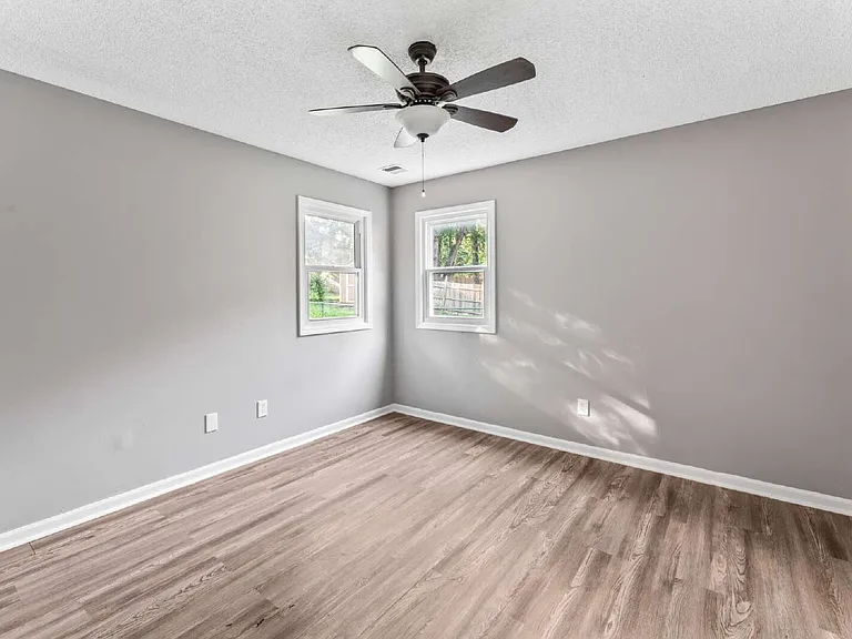 1322 N Harvey Dr — Photo 12