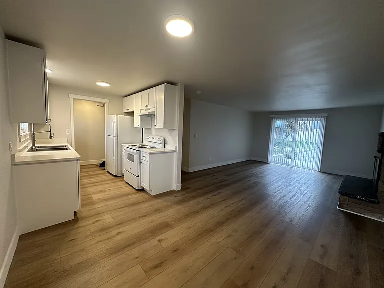 Fully Remodeled 2 Bedroom 1 Bath Units — Photo 14