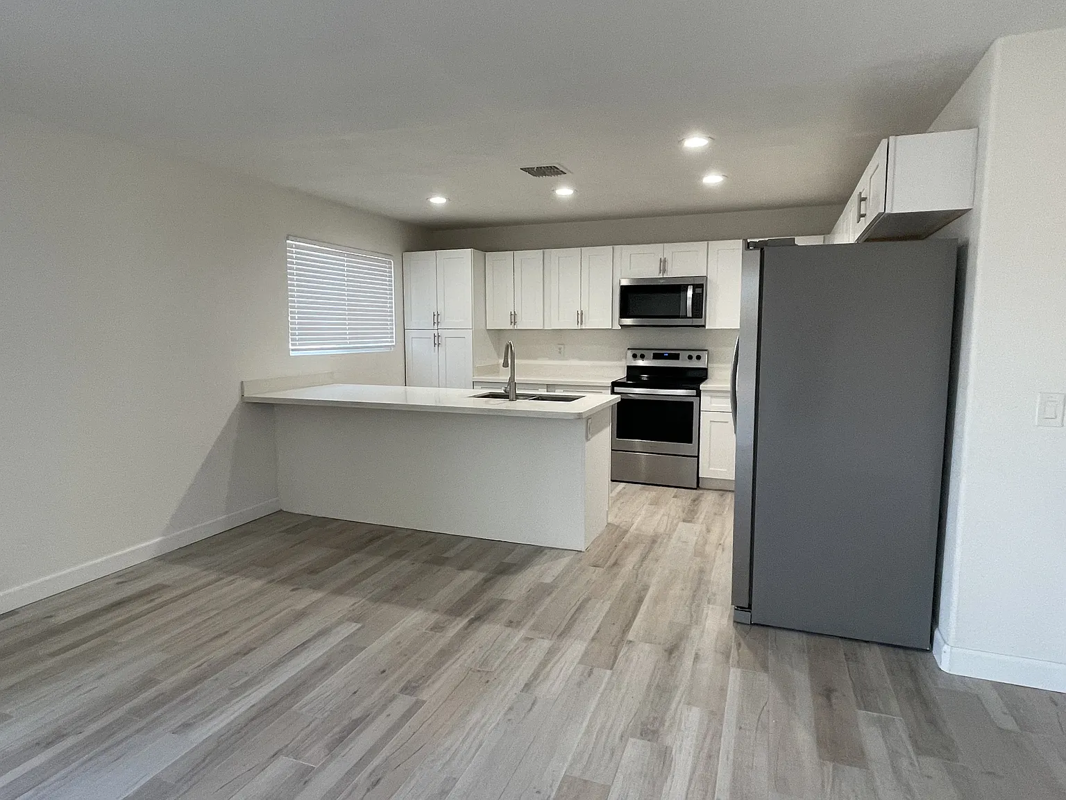 824 W Romo Jones St - . — Photo 2