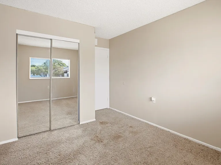 1153 Lake Victoria Dr #H — Photo 8