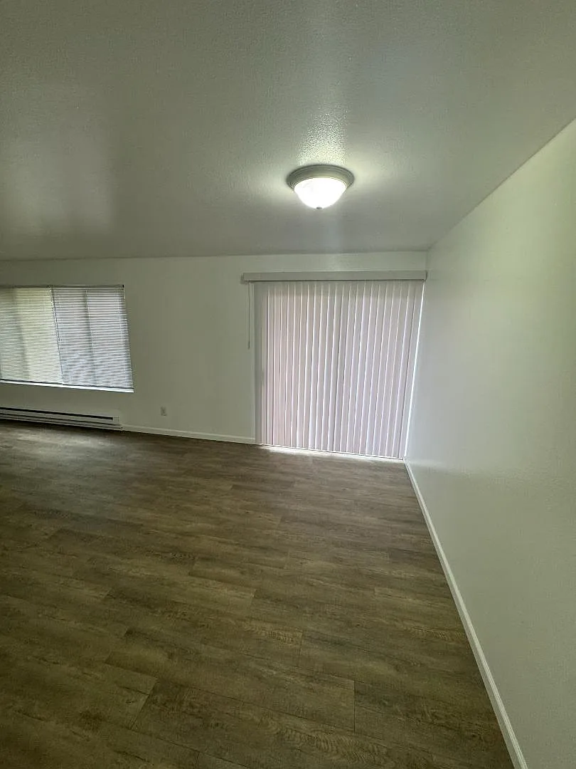 Unit Photo - 406 E George St #2
