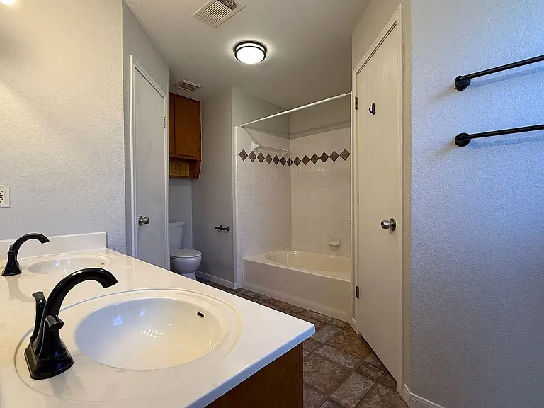 1820 Fleetwood Dr — Photo 16