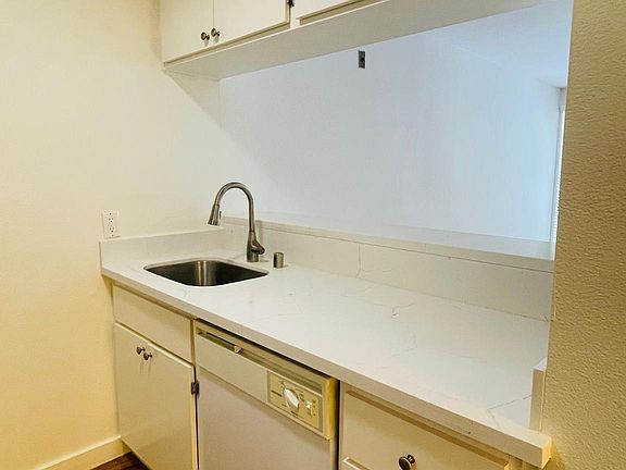 5th image of 7044 Hawthorn Ave Unit 205