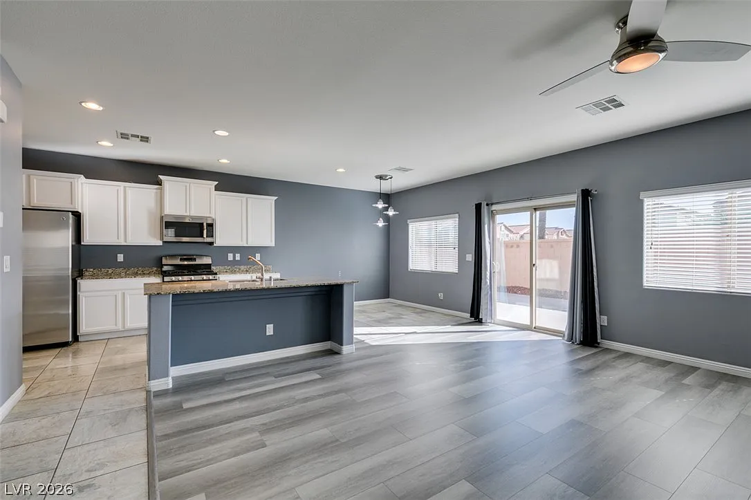 4 bed, 2.5 bath, 1955 sqft, $2,050 — Photo 4