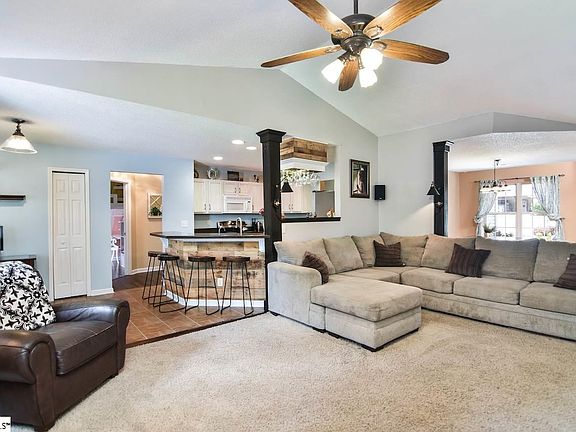 5th image of 303 Hyde Park Ln