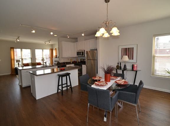 4th image of 758 W Evergreen Ave #0B