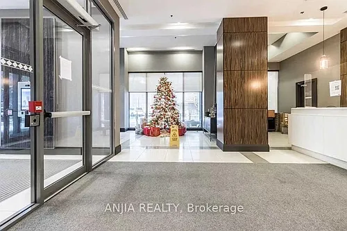 19 Grand Trunk Cres Photo 1