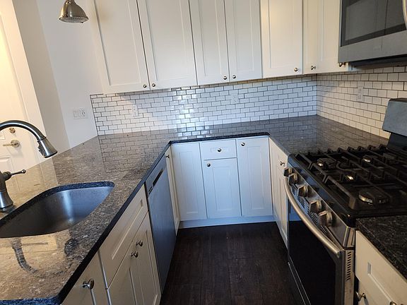 3rd image of 105 Putnam Blvd APT 4