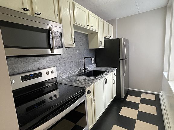 2nd image of 737 Burns St #11076585