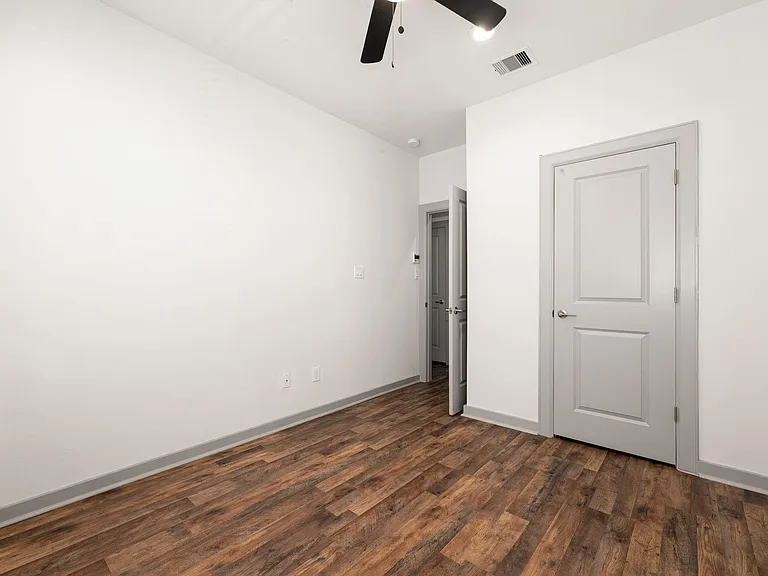 725 N Emile St — Photo 24