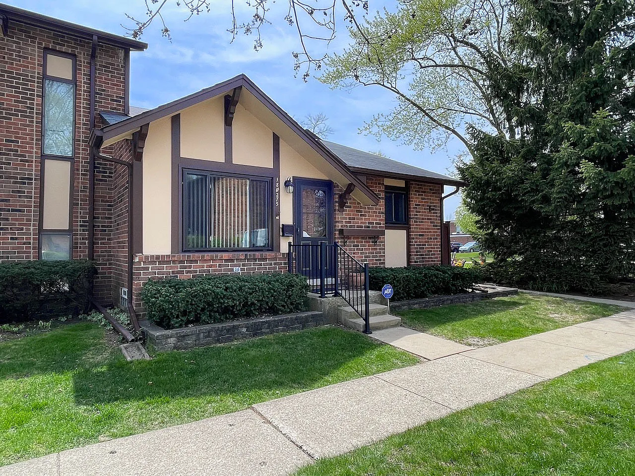 18W275 Lowell Ln photo 1