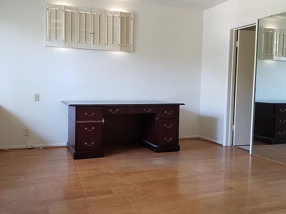 4th image of 301 Kingsford St