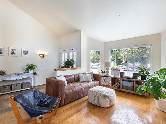 4th image of 2446 Wine Country Avenue