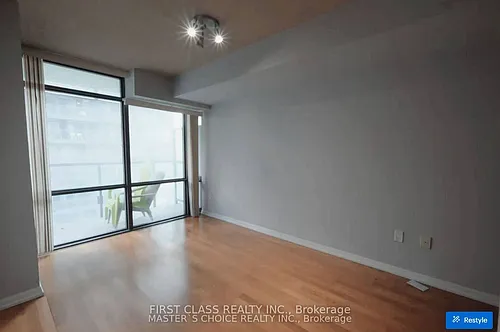 37 Grosvenor St #709 Photo 1